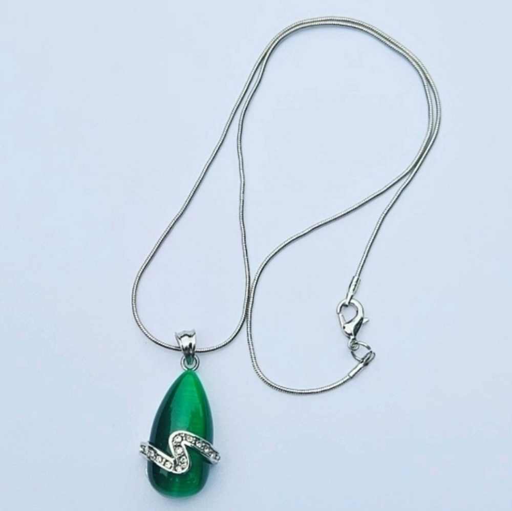Jade and Rhinestone Silver Necklace - Picture 2 of 12
